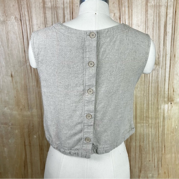 Linen Button Back Shell Top - Picture 3 of 4